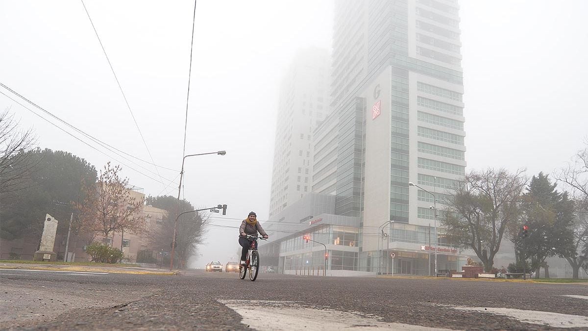 Seis días con el aire en rojo: Neuquén encendió las alarmas de contaminación en agosto y el alerta se extiende a la rutina de los vecinos