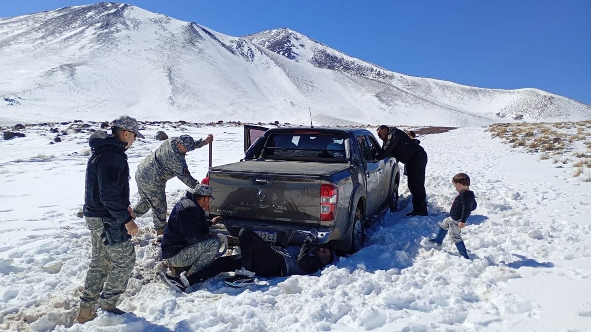 Quince kilómetros en chancletas sobre la nieve: la odisea de una madre en la cordillera neuquina