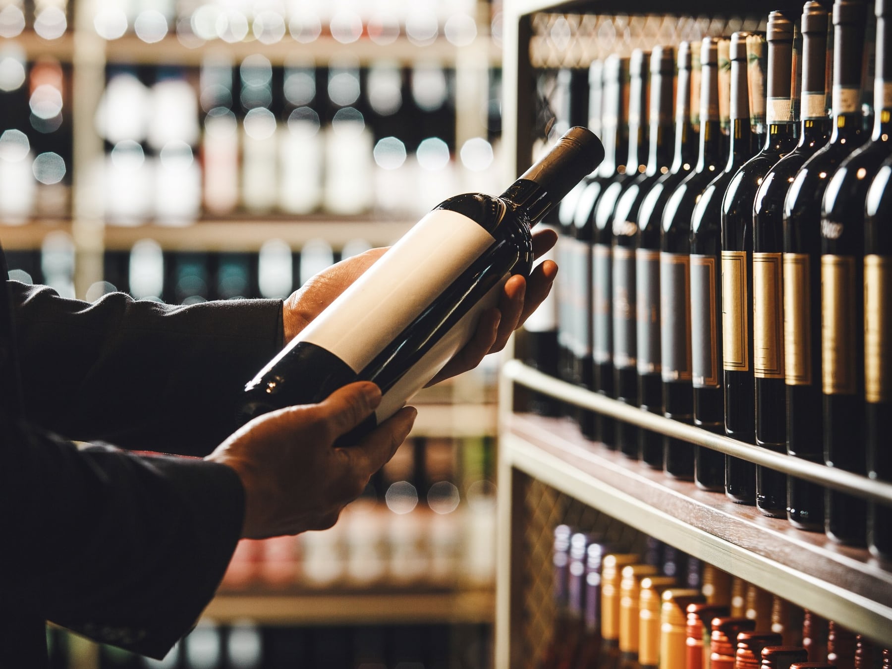 Lo que dice (y lo que no) una etiqueta de vino: guía para no caer en la trampa