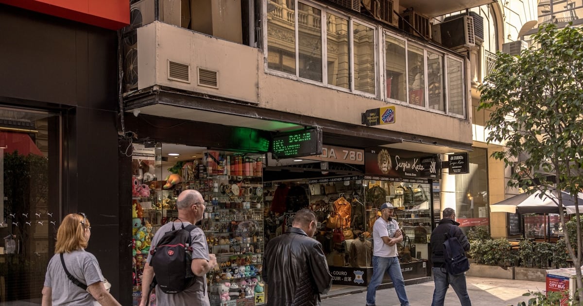 El blue terminó a mil quinientos cuarenta y cinco pesos y el mayorista mostró una suba marginal en una rueda marcada por el feriado estadounidense