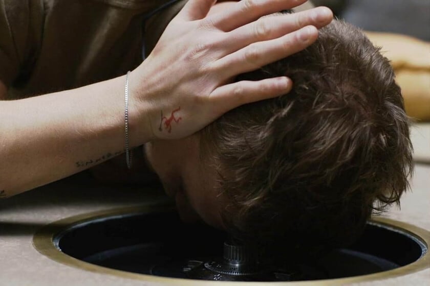 Afinador de pianos y ladrón de cajas fuertes: la nueva película de Daniel Roher tiene una premisa insólita y la ejecuta con oído fino