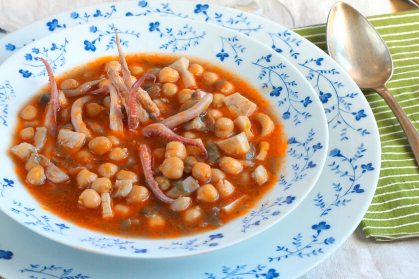 Garbanzos con calamares: el guiso rápido que aguanta mejor de un día para otro