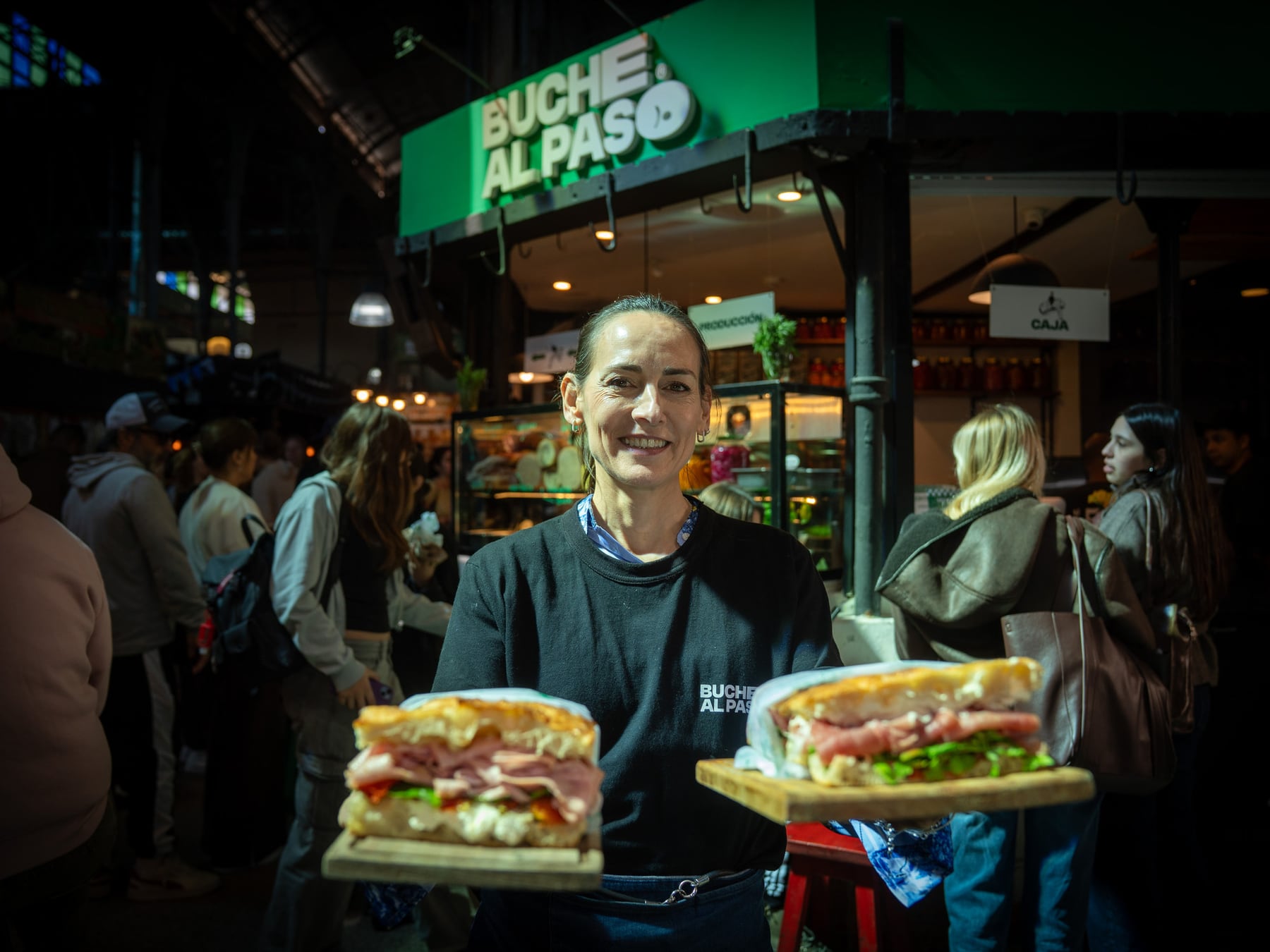 Cien sándwiches por día y una fila que no afloja: la apuesta de Buche al paso en el corazón de San Telmo