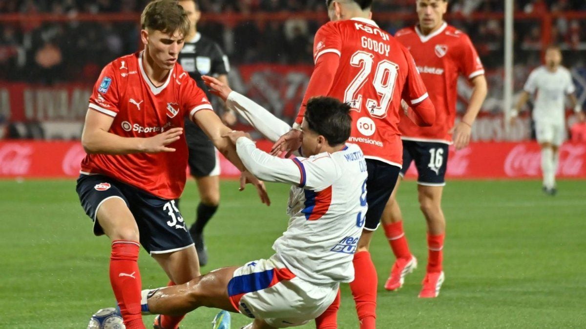 Arrayago la clavó de cabeza y Farías respondió con un golazo: el Rojo y el Ciclón se repartieron un punto que no conforma a ninguno