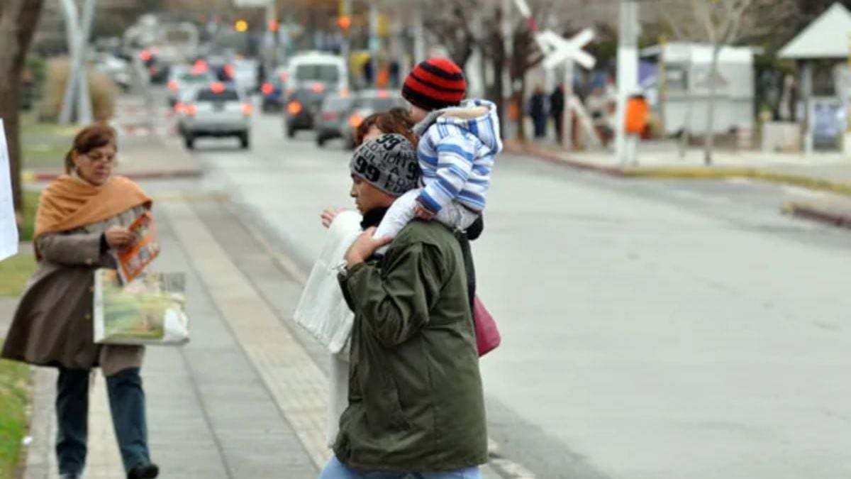 Neuquén arrancó con un lunes de extremos: helada en la calle y tarde de mangas cortas