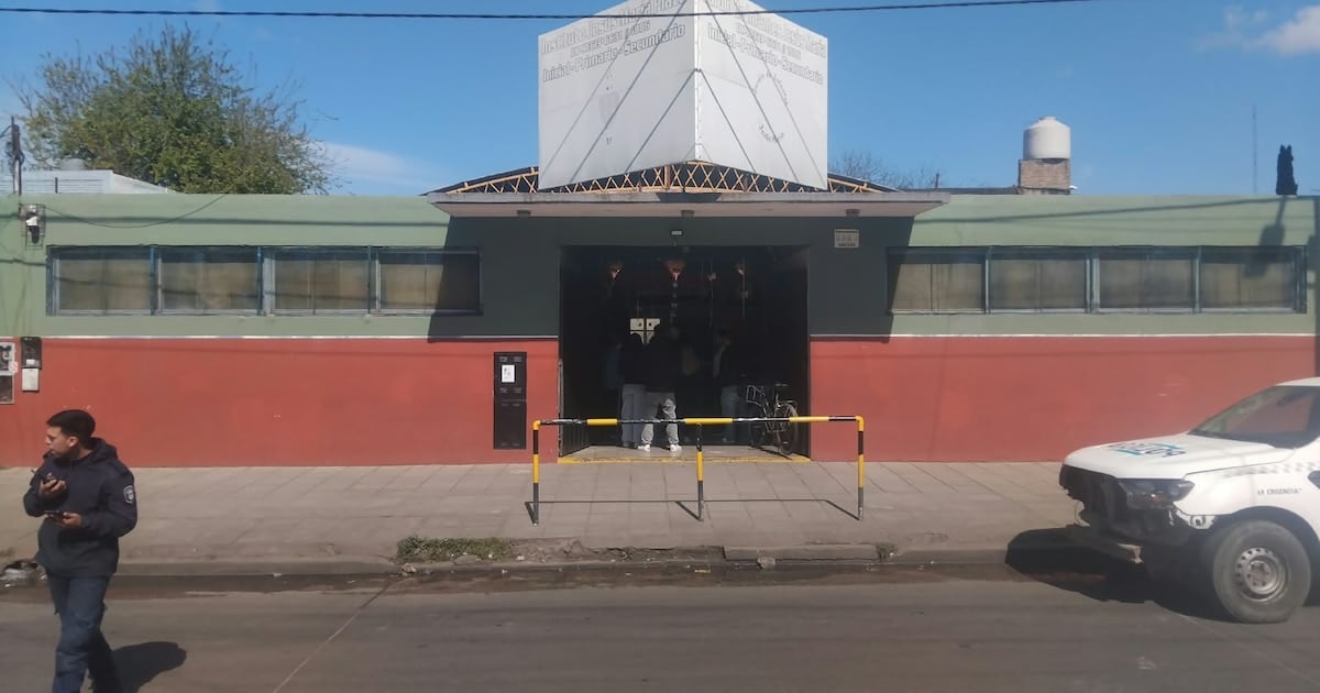 Un revólver dentro de una mochila y un disparo accidental en una escuela de Villa Dorrego