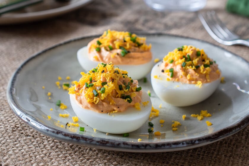 Una textura más fina para los huevos rellenos: el detalle que cambia el resultado en la cocina