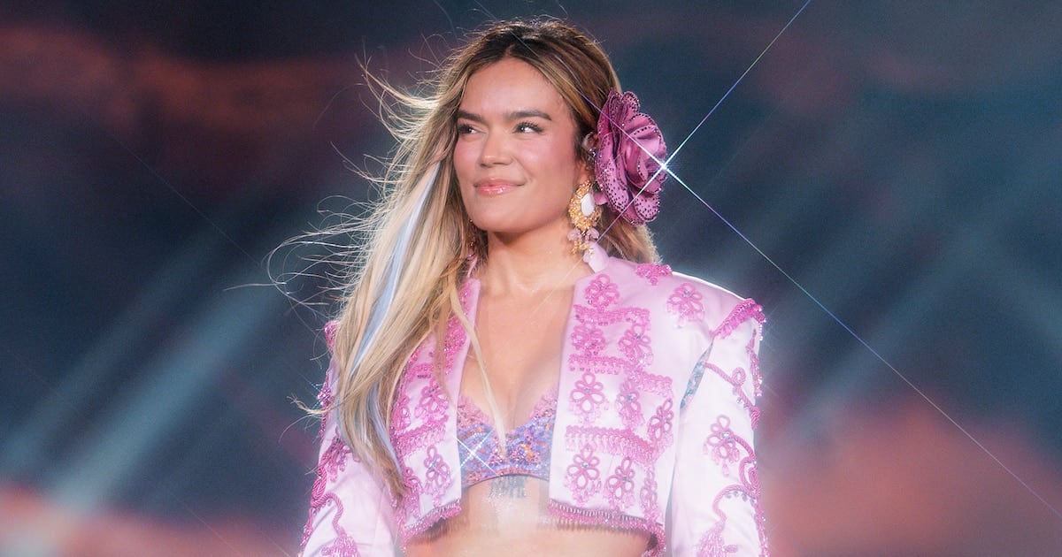 Karol G reventó el MetLife con un tropitour de tres horas, mariachis en faldas y un guacamayo de utilería