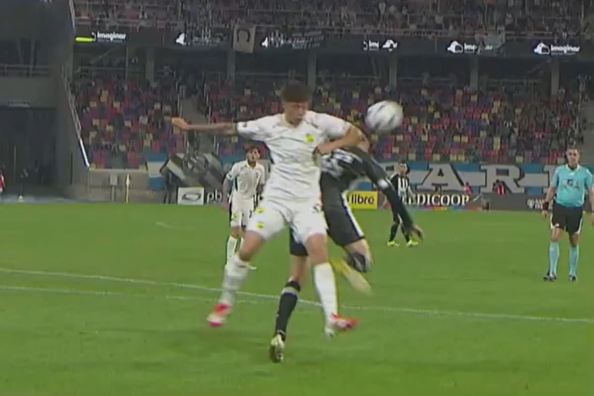 Defensa se pinchó en Santiago del Estura y dejó pasar la cima del grupo