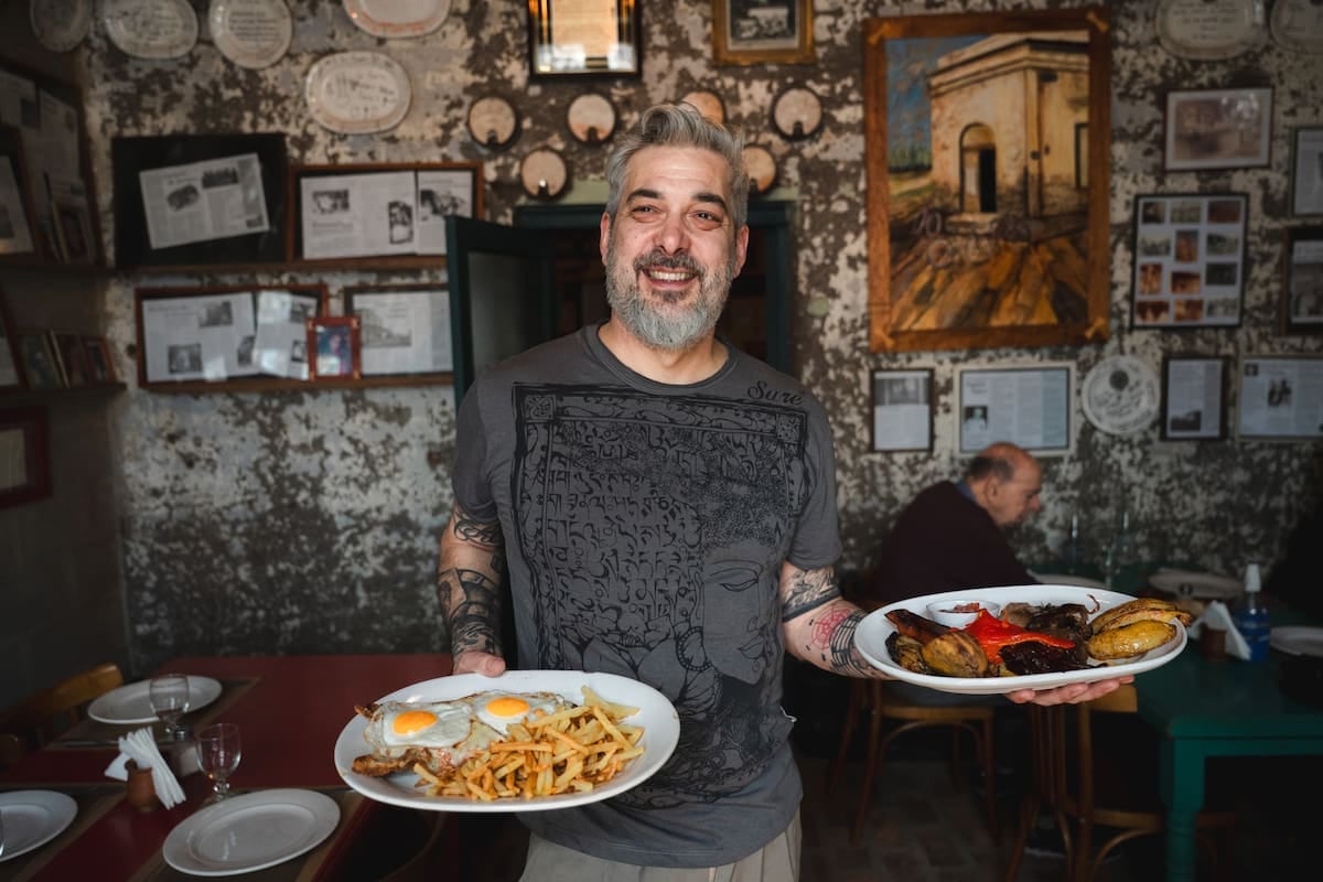 Azcuénaga, el pueblo de 350 almas que se plantó con diez restaurantes y pide mesa con reserva