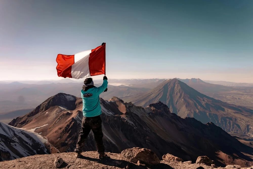 Arequipa, la Ciudad Blanca que se apoya en piedra volcánica y mira de frente a sus volcanes