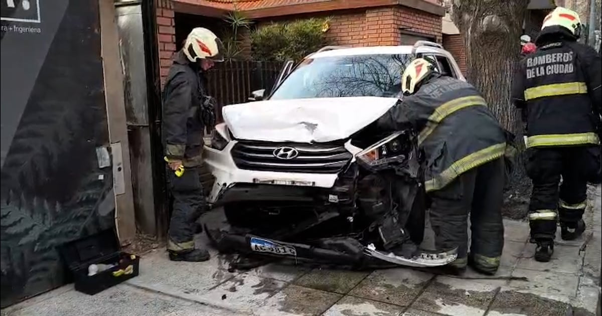 Investigan un choque en Palermo: un auto terminó sobre la vereda tras impactar contra vehículos estacionados