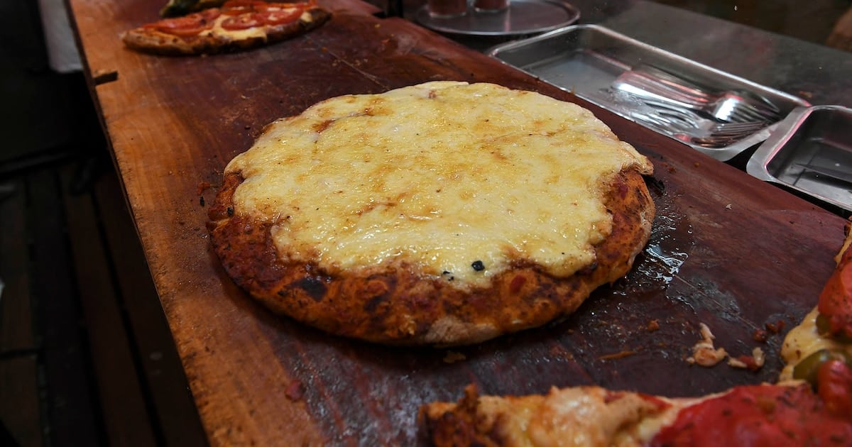 Una cuenta de $51.390 en Güerrín: cuánto cuesta hoy almorzar pizza, fainá y cerveza en la avenida Corrientes