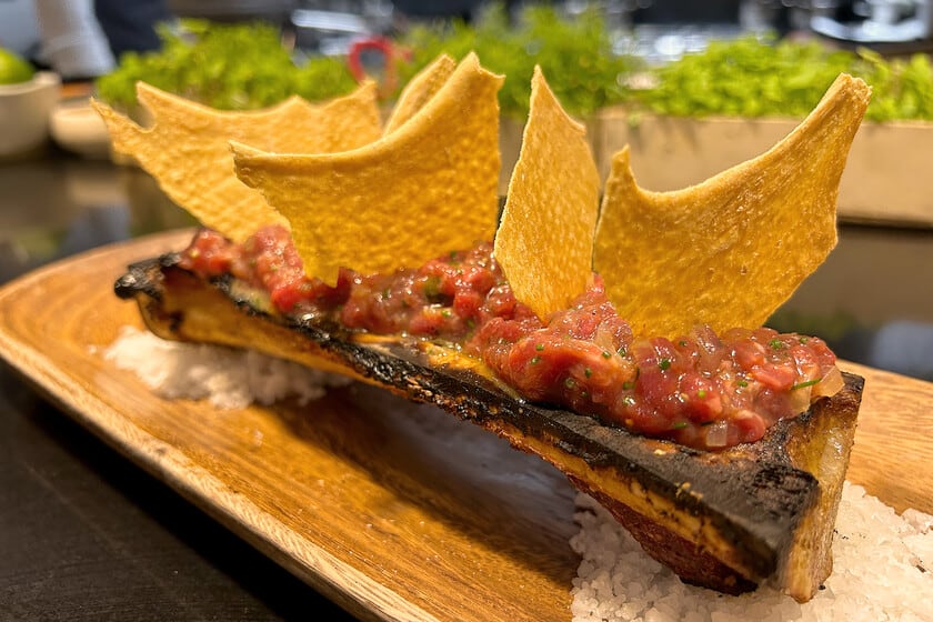 Carne cruda, tuétano caliente y brasas a la vista: la apuesta de Barra Baja en pleno centro de Sevilla