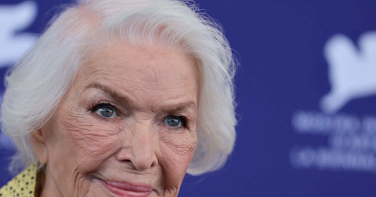 A los 93, Ellen Burstyn sigue caminando y levantando peso: qué se puede aprender de su rutina