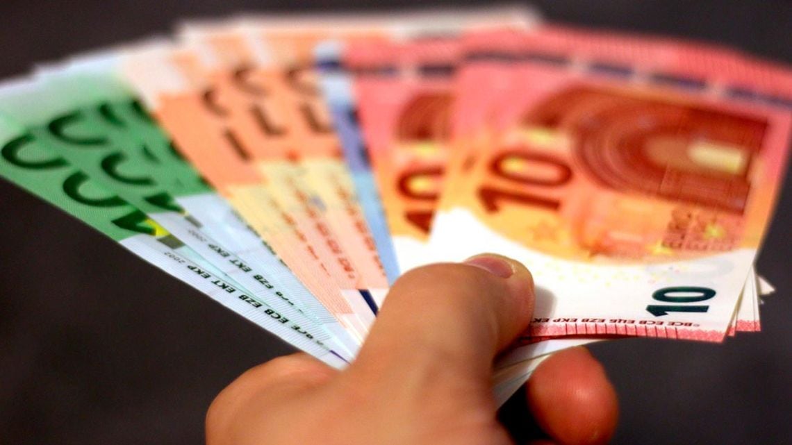 El euro blue arrancó la jornada con una suba de seis pesos y se ofreció cerca de los $1.856 para la venta
