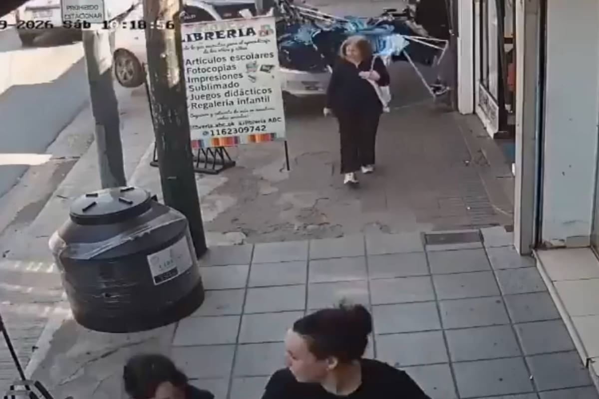 Un Chevrolet Corsa subió a la vereda en Almirante Brown, embistió a una joven y terminó contra un comercio de ropa