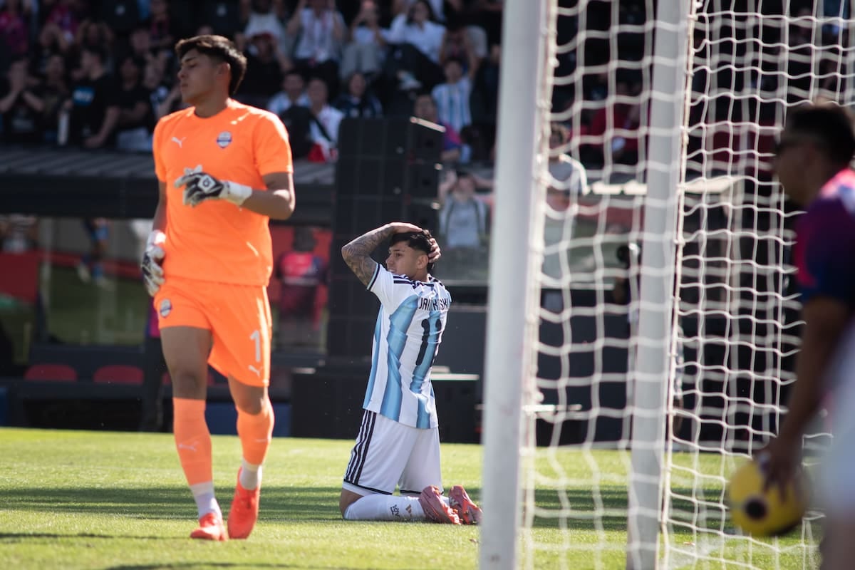 La Sub 19 se quedó con la espina de los penales y volvió a casa con la plata bajo el brazo