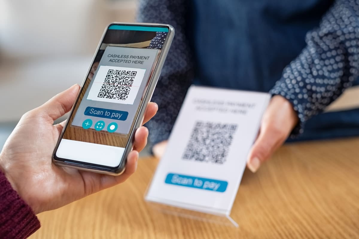 Pagos con QR se dispararon 67,5% interanual mientras las tarjetas y el efectivo perdieron terreno
