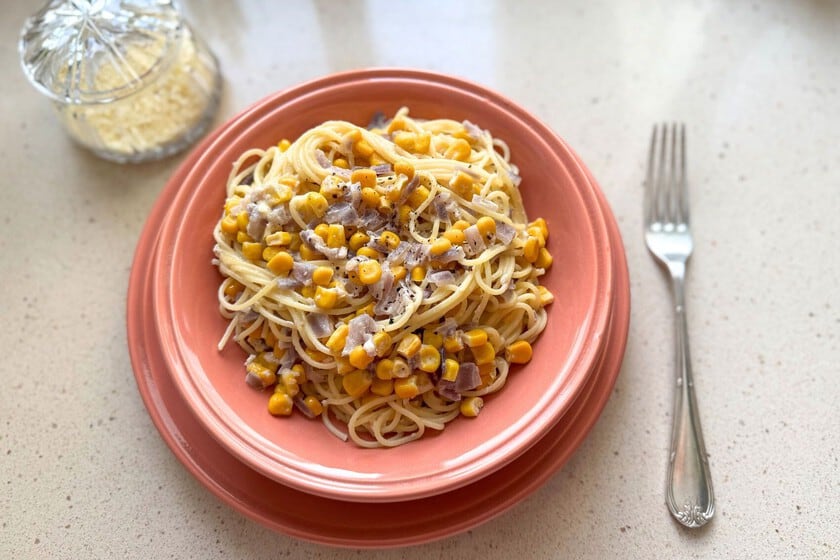 Espaguetis con choclo dorado: la pasta cremosa que se arma en una olla y una sartén
