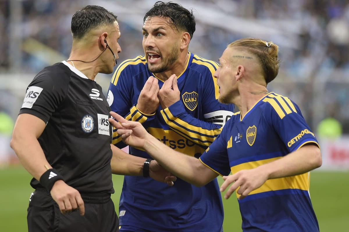 Triplete del ecuatoriano y a semis: Boca la descosió en Arroyito