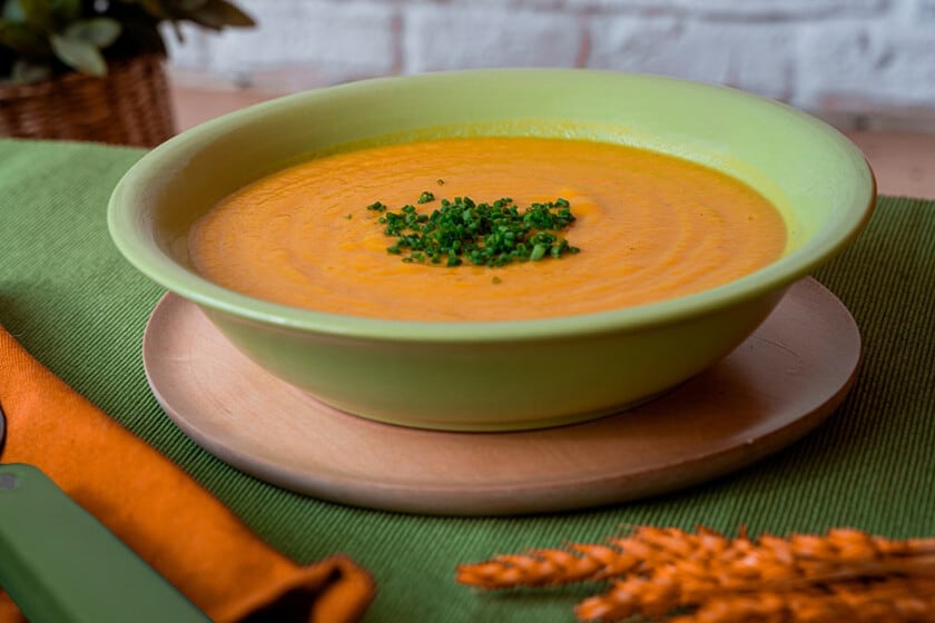 Puré de calabaza con base de cebolla y puerro: la receta que se arma en una sola olla y se come donde quieras