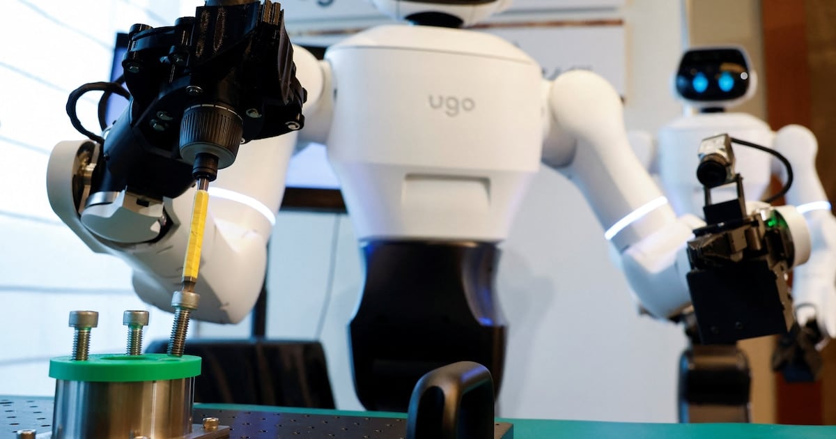 Un hospital de Nagoya puso a prueba un robot humanoide con IA para recibir pacientes y levantar bandejas