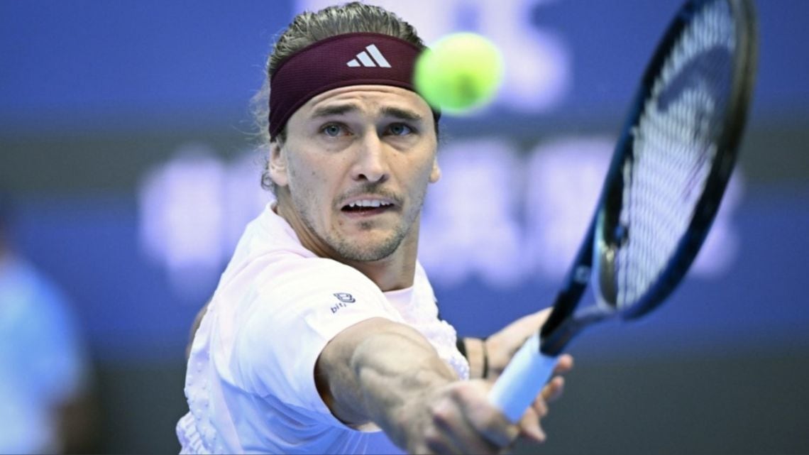 Zverev arrancó en Shanghái con una victoria que le dio aire para salir a bancar los cinco sets