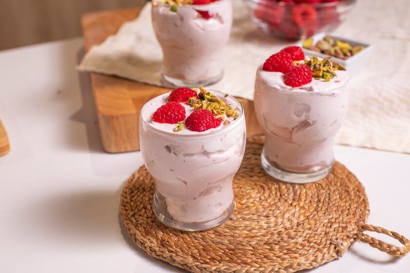 Una mousse de frambuesas sin huevo que se arma en 15 minutos y se resuelve en la heladera