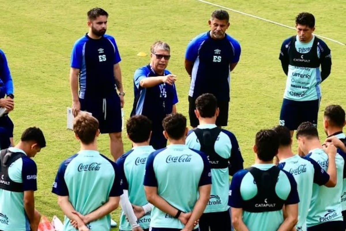 Seis goles de cachetazo y un técnico que sigue sentado: El Salvador se juega la permanencia con Bolillo al mando