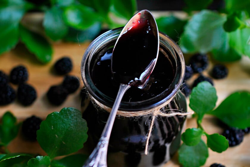 Mermelada de moras silvestres: una receta casera con manzana, limón y un paso clave para quitar las semillas