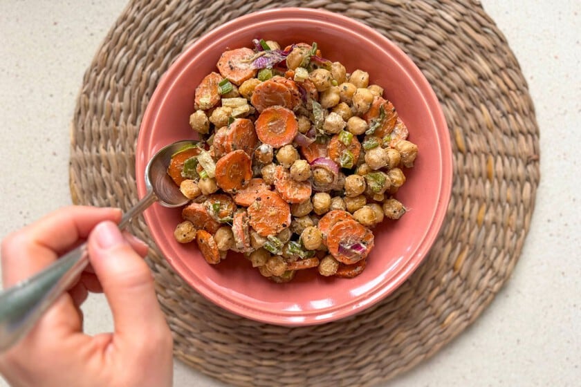 Garbanzos al horno con zanahoria y tahini: una ensalada templada que se arma en 40 minutos