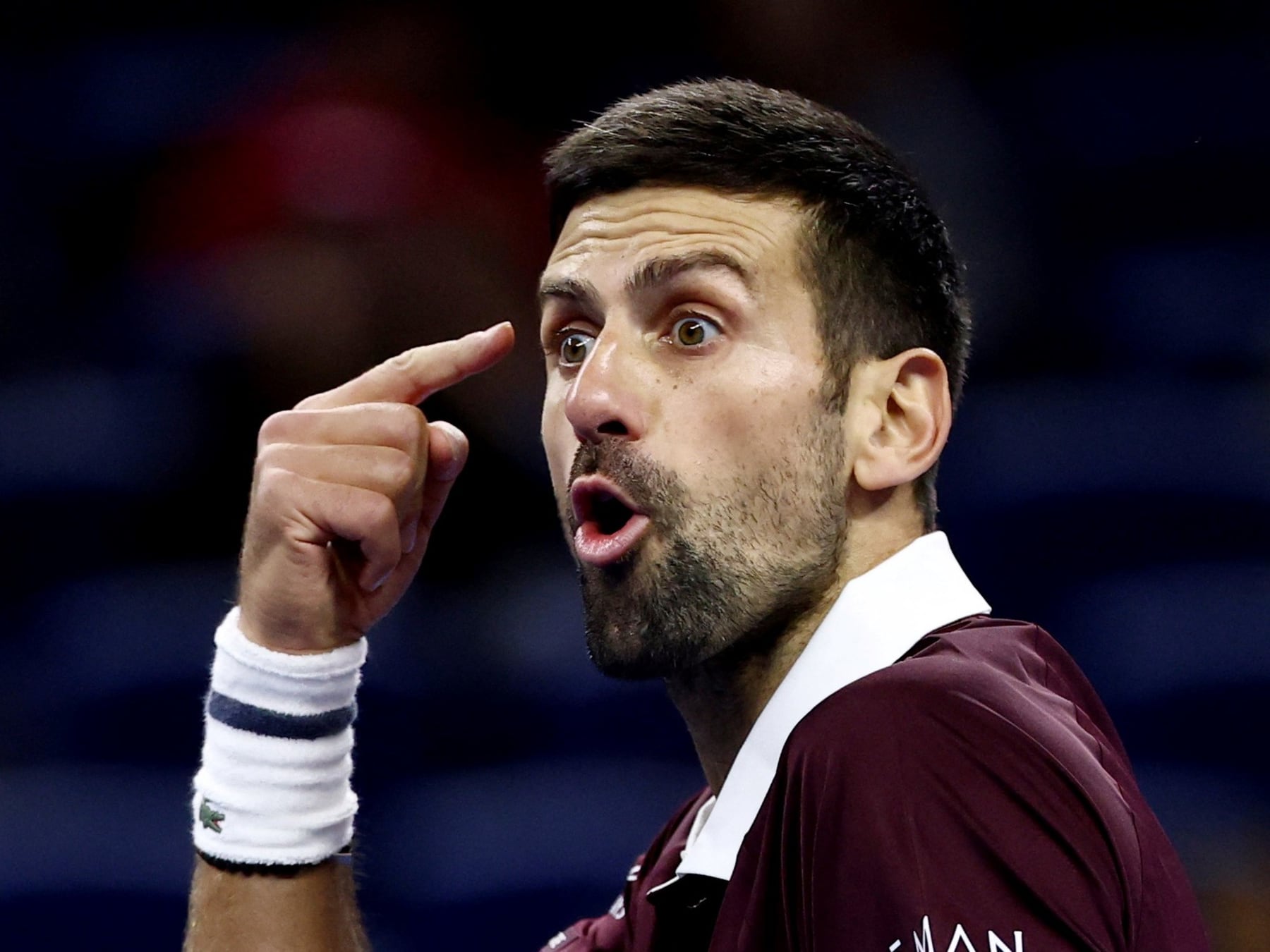 Novak lo dio vuelta en Beijing y va por Medvedev: el viejo zorro no se va