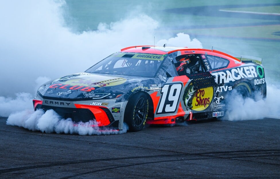 Briscoe aguantó en Las Vegas, Larson se dio contra el muro y se llevó 40 puntos de regalo