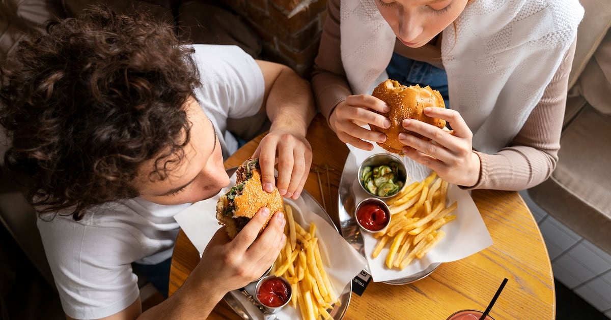 Un mismo plato, dos respuestas: lo que el grado de procesamiento le hace al cuerpo en apenas una comida
