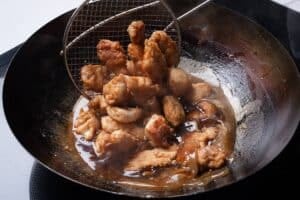 Pollo al limón con rebozado de dos harinas: la fórmula para que quede crocante por fuera y jugoso por dentro