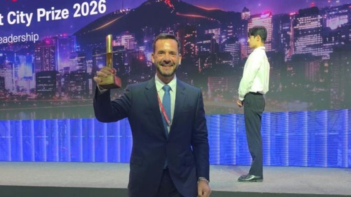 Escobar recibió en Seúl un premio internacional por aplicar inteligencia artificial en la gestión municipal