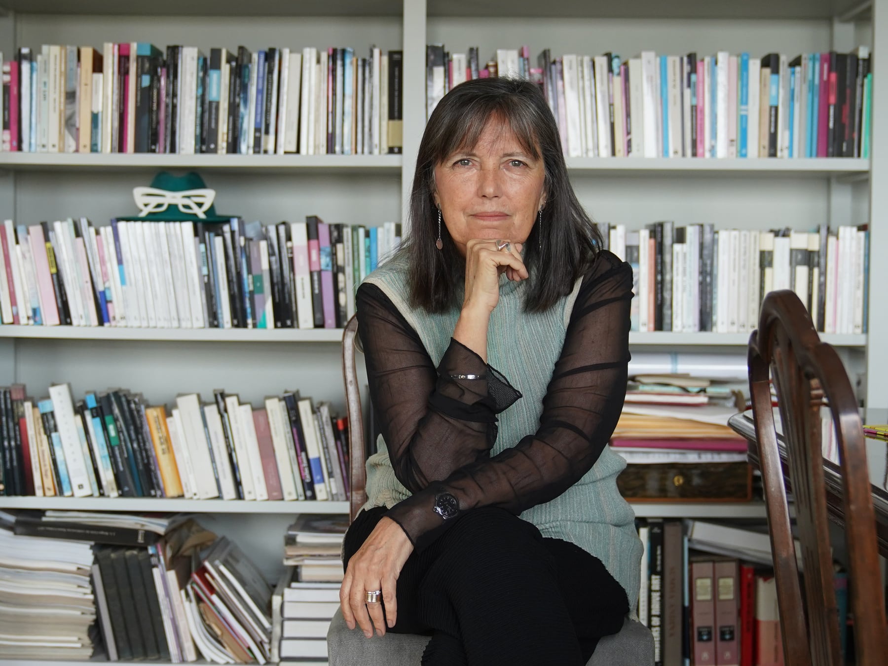 La bióloga que no cantó: Piñeiro reabre el duelo y el secreto con su editora en El canto invisible