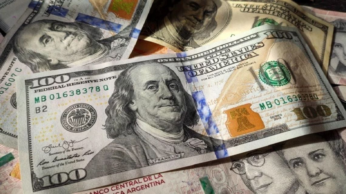 El dólar blue cerró la semana a $1.540 y se igualó con la cotización oficial del Banco Nación