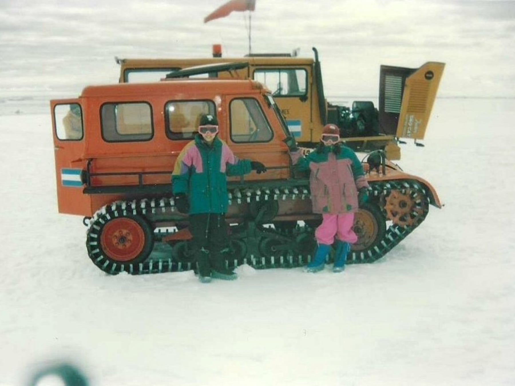 A los 12, cayó al agua helada y su hermana la sacó del pozo: la infancia antártica de Natalia López
