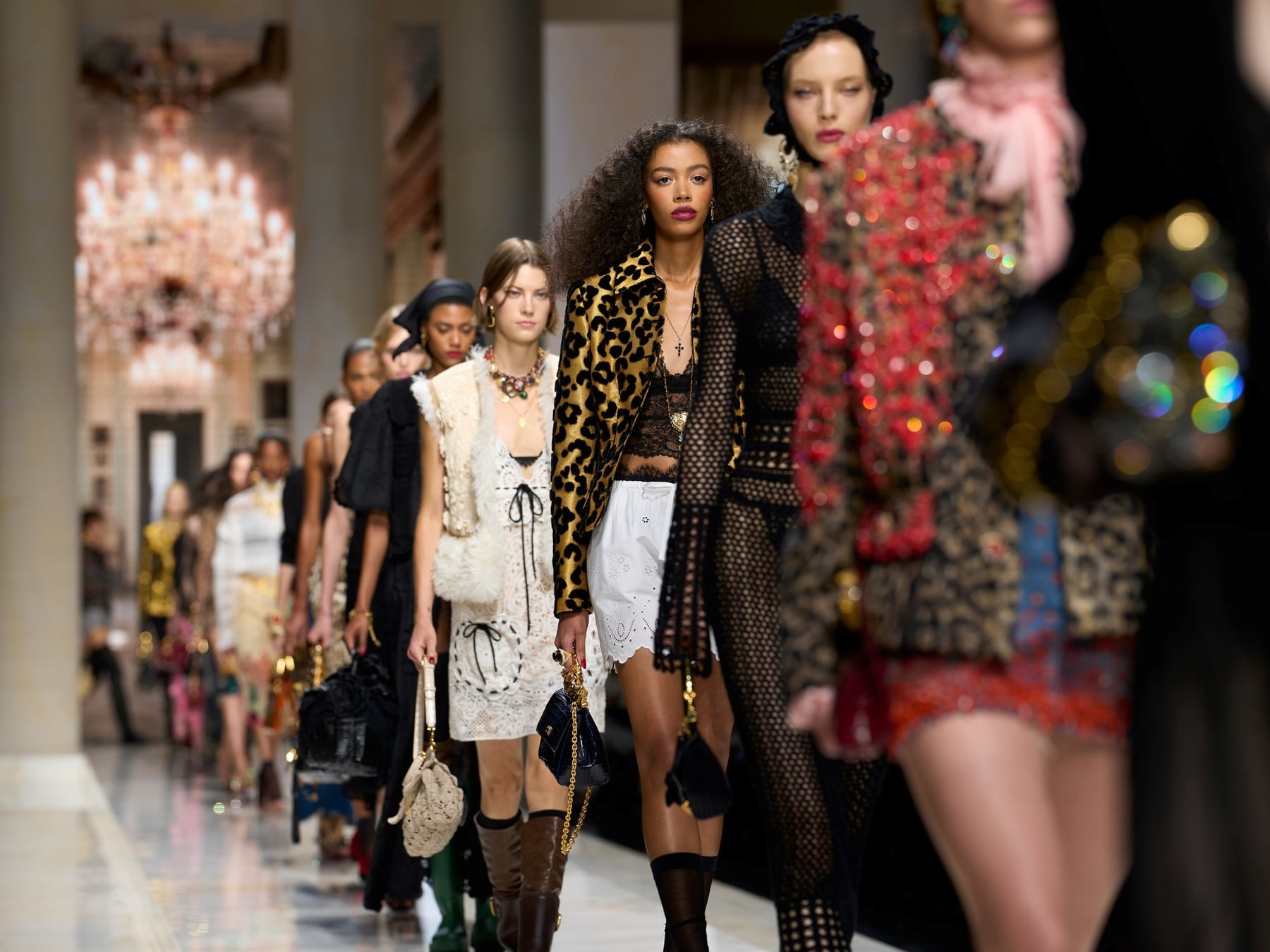Milán clausuró su semana de la moda con una pasarela primavera-verano 2027 que conjugó brillo, sensualidad y revisión histórica