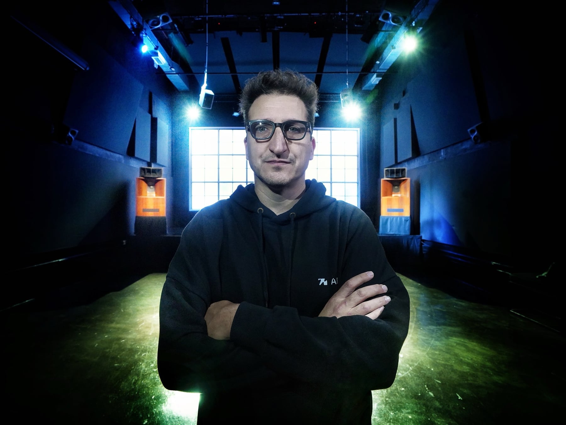 Chacarita tiene una isla sonora: parlantes de los cincuenta, vinilo y cero pantallas