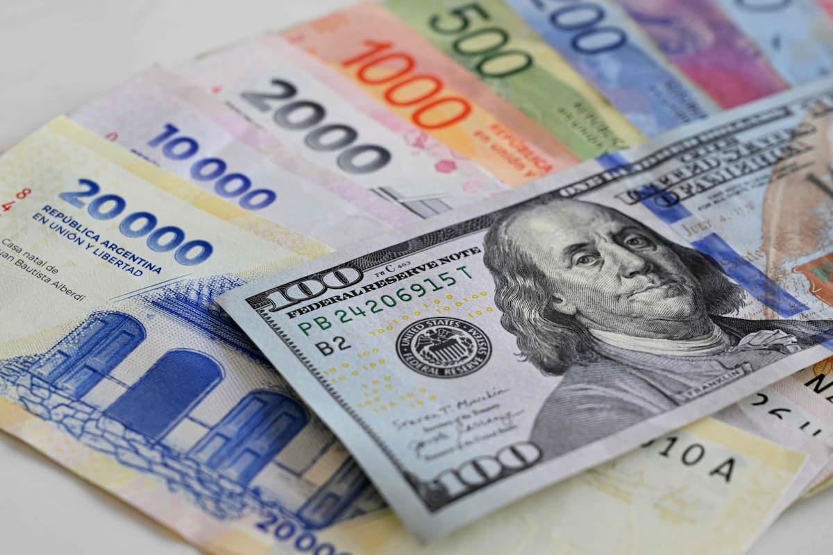 Indumentaria y restaurantes sostienen a la Argentina en el podio de precios altos de la región pese a la caída en dólares