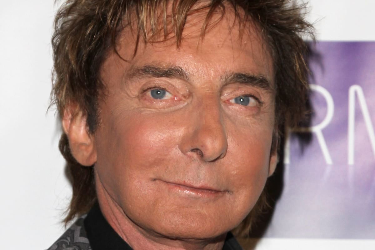 Barry Manilow se bajó del escenario a los dos temas y la bronquitis volvió a arruinarle la fiesta