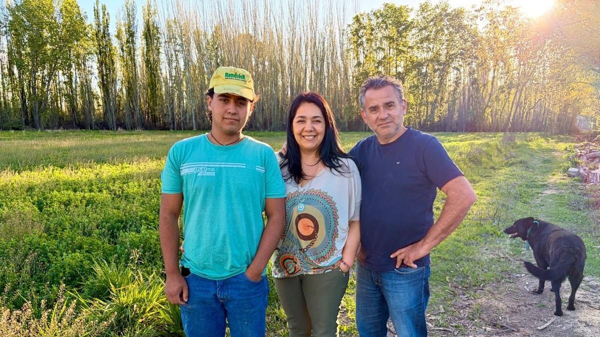 Una pareja de Centenario sostiene a pulso la chacra familiar con sus propios sueldos