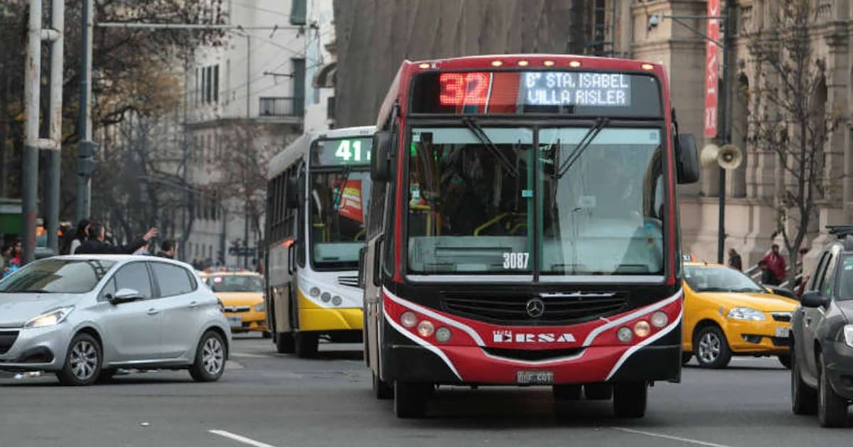 Tarifas de colectivo en Argentina: la brecha entre ciudades supera los 2.400 pesos por boleto y la demanda en el AMBA cae a dos dígitos