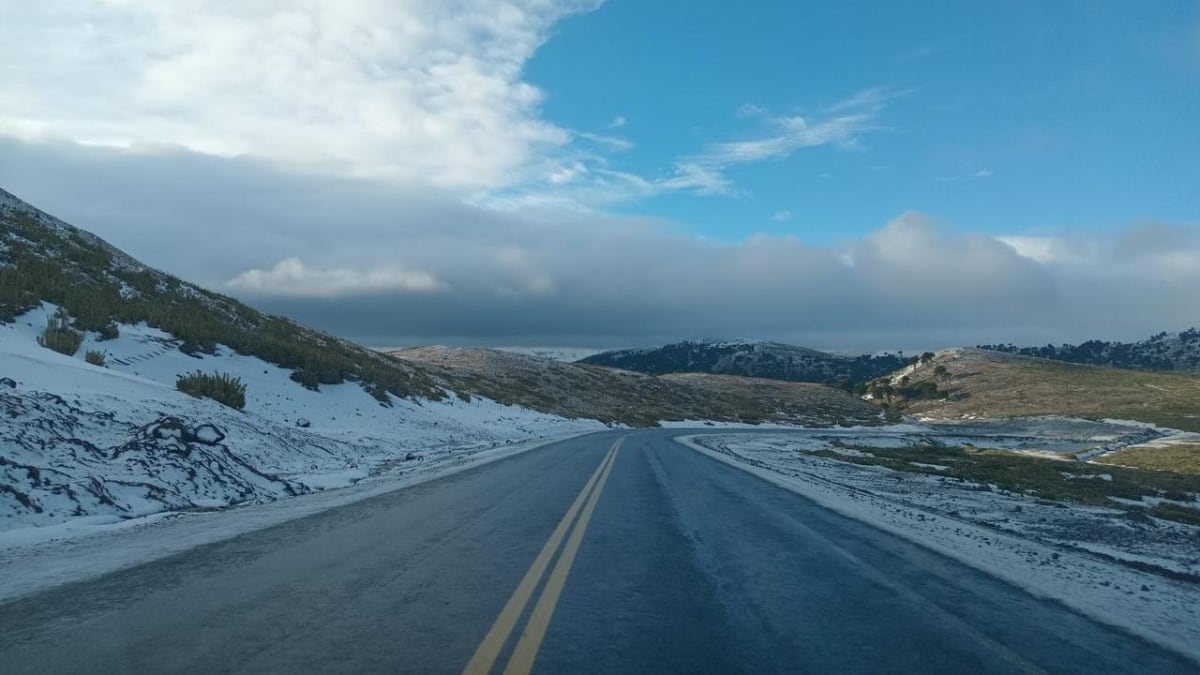 Cordillera neuquina con los dos pasos abiertos y la calzada como una trampa: salir con cadenas o no salir