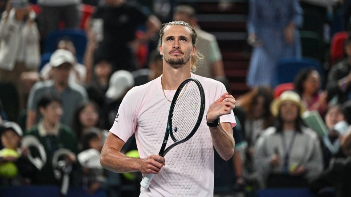 Zverev zafó del saque de Bublik y ahora va por De Miñaur en Shanghái