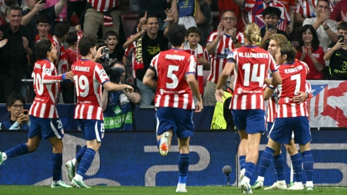 El Atleti volvió a la Champions con un golpe de autoridad ante un United que se quedó corto y con uno menos