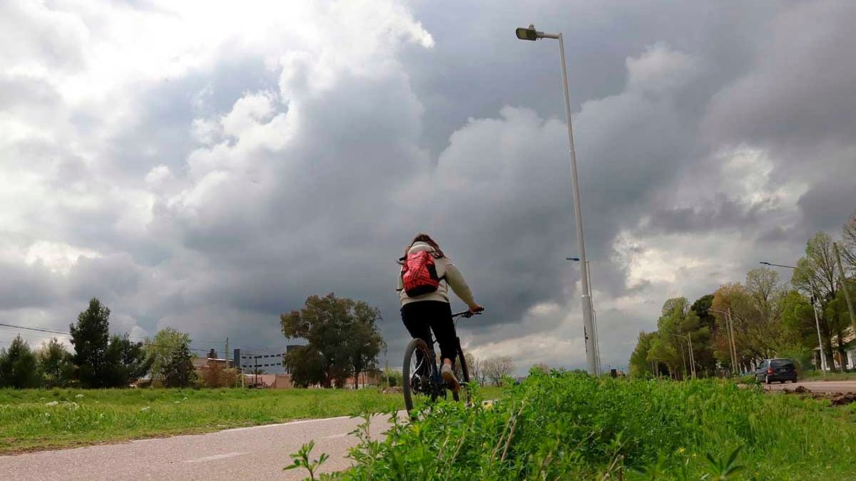 Neuquén se cubre de nubes y aguanta la lluvia: la semana cierra con tormentas eléctricas y ráfagas que rozan los 50 kilómetros por hora